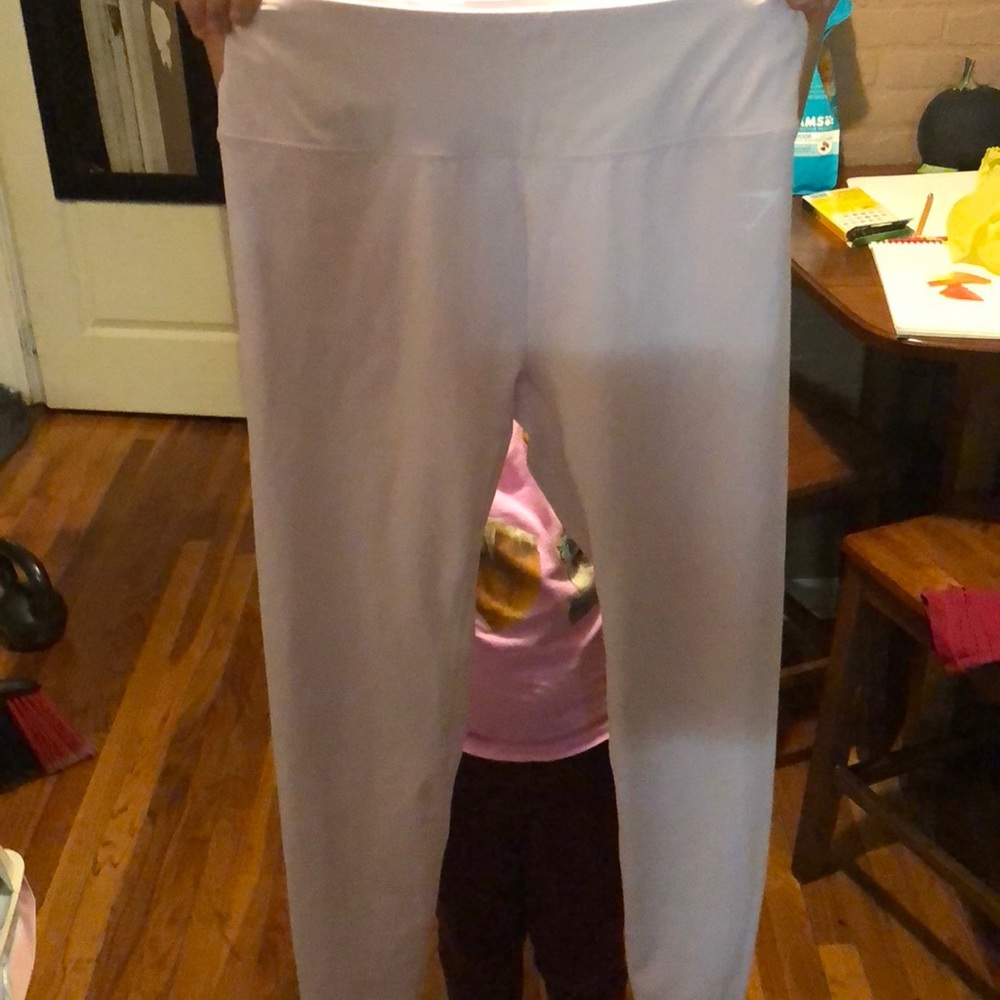 Dreamy chalk pink leggings.